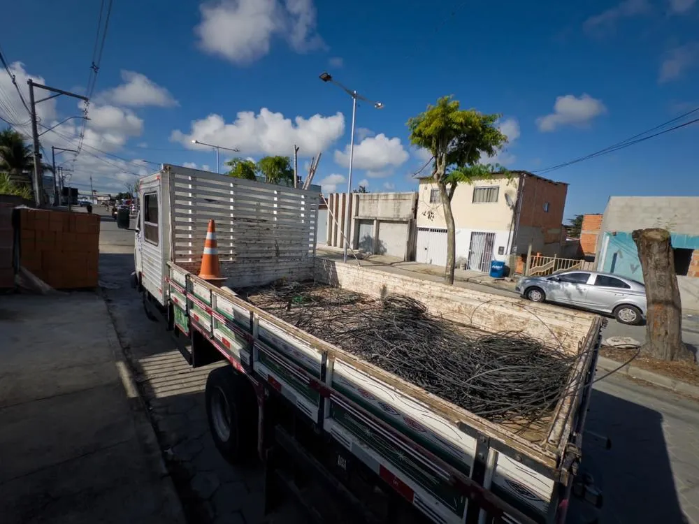 A retirada dos fios em desuso começou na Avenida Vista Alegre e será estendida às demais vias da cidade